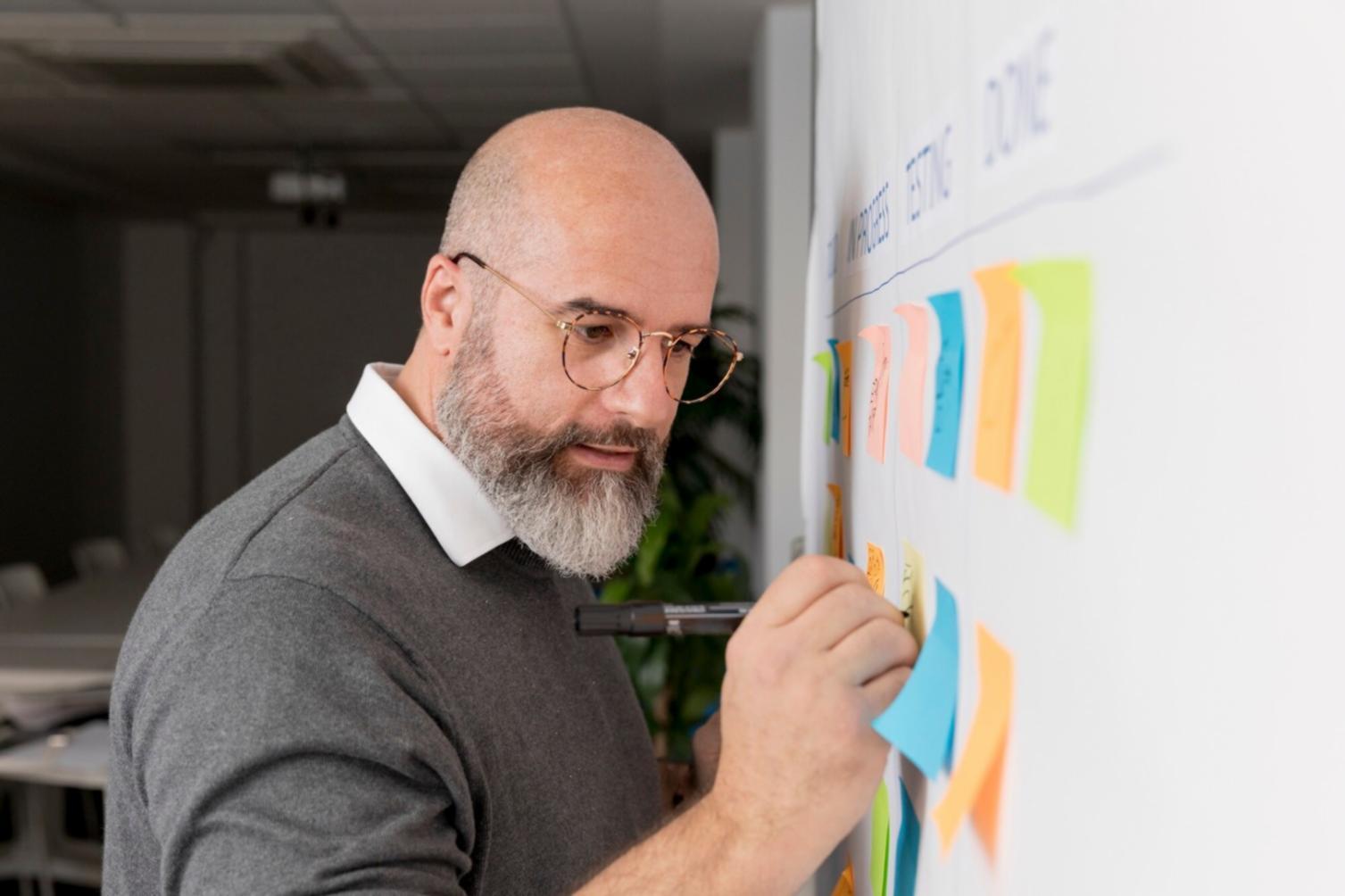 Profesionales analizando estrategias empresariales