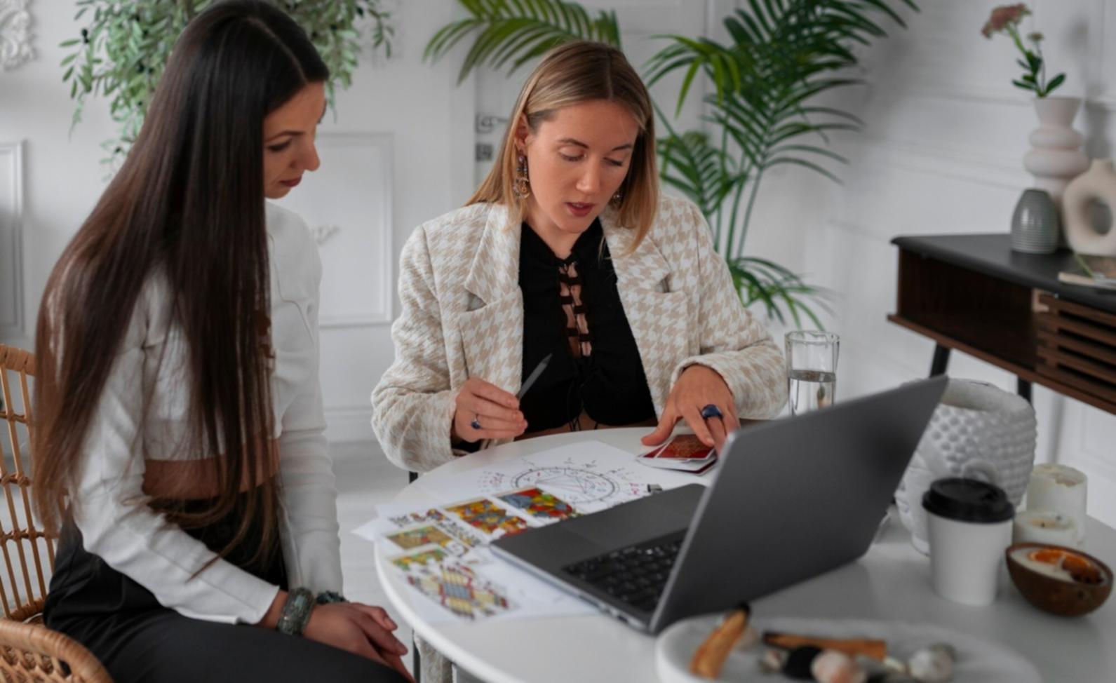 Profesionales trabajando en análisis estratégico